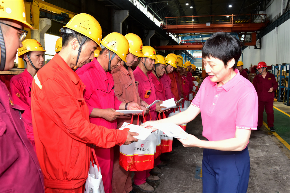 市总工会党组书记、副主席王立华一行 来淮钢开展“送清凉”高温慰问